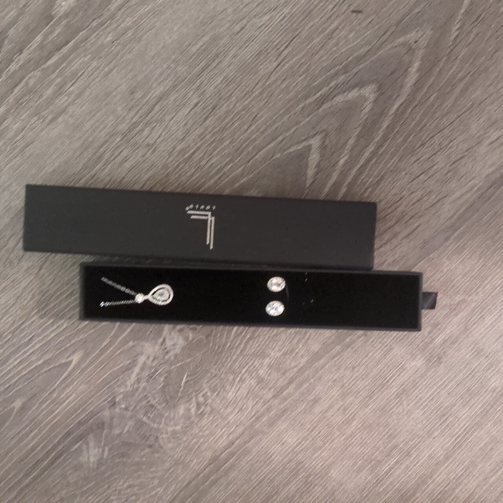Loulu necklace and earrings set